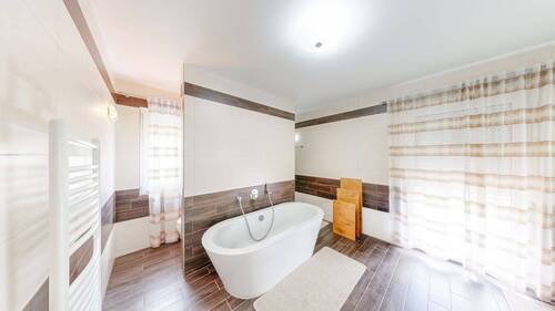 Modernes Tageslichtbad - 