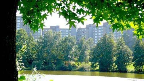 Ansicht des Wohngebäudes von angrenzender Parkanlage aus - 3-Zimmer-Wohnung mit Fernblick in Darmstadt-Kranichstein sucht neue Mieter