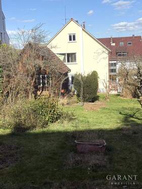 Blick vom Garten - 7 Zimmer Mehrfamilienhaus, Wohnhaus zum Kaufen in Stuttgart