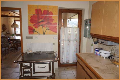 Küche mit Zutritt zum Balkon - 