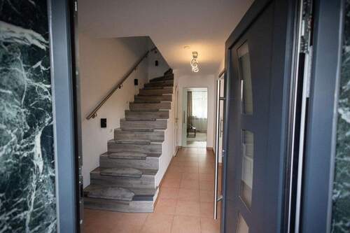 Eingangsbereich - Modernisiertes Reihenmittelhaus in begehrter Lage in Wernau (Neckar)