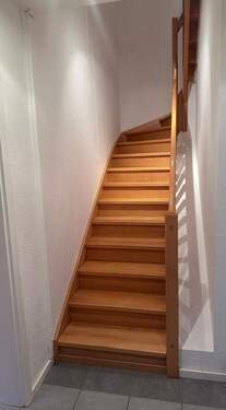 Flur mit Treppe zum 1.OG - 