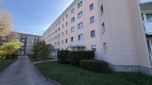 Hausfront - Himmelnah mit Blick ins Grüne - 119.000,00&nbsp;EUR Kaufpreis, ca.&nbsp; 60,00&nbsp;m&sup2;&nbsp;Wohnfl&auml;che