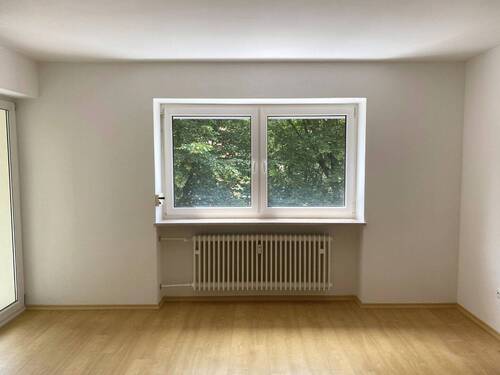 Ansicht I: Wohn- und Esszimmer - Großzügig geschnittene 2-Zimmer-Wohnung mit BALKON