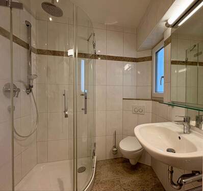 Tageslichtbad mit Dusche - 4 Zimmer Etagenwohnung in Karlsruhe