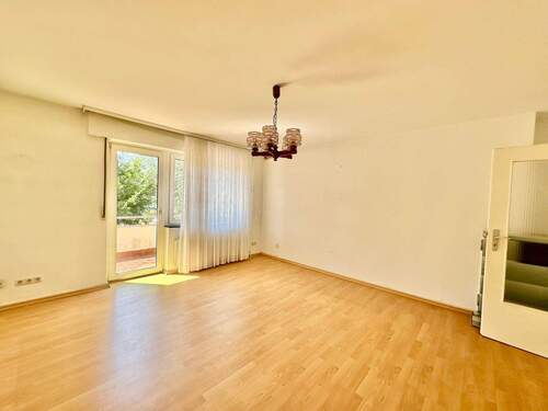 Großzügiges Wohnzimmer - 3 Zimmer Etagenwohnung zum Kaufen in Darmstadt