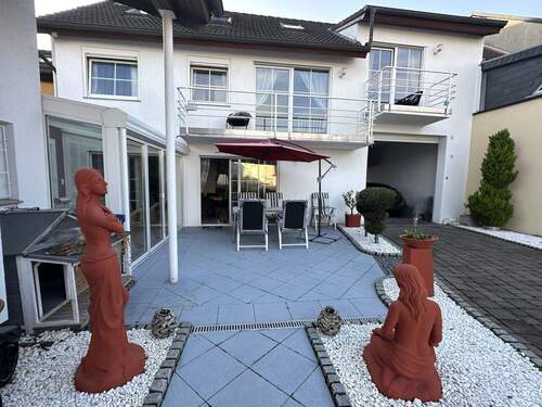 Terrassenbereich - Einfamilienhaus mit 203,00 m&sup2; in Düren zum Kaufen