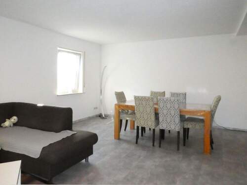 Großes Wohnzimmer mit Essbereich - 