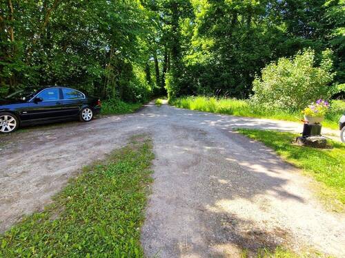 Zufahrt und Parkplätze - 