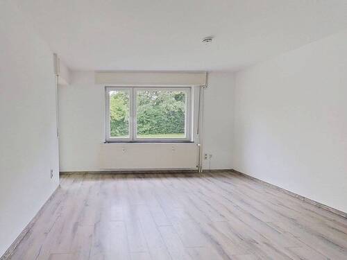 Ansicht I: Wohn- und Esszimmer - Geräumige 2-Zimmer-Wohnung mit Terrasse und Wannenbad