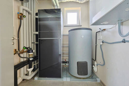 Technikraum mit Wärmepumpe - 