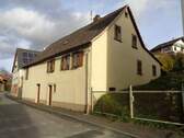 Hausansicht von der Straße - Homburg: kleines Häuschen mit Nebenflächen für Bastler!