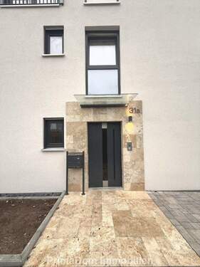 Hauseingang - 4 Zimmer Etagenwohnung in Nürnberg