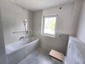Bad mit Badewanne und Dusche - 