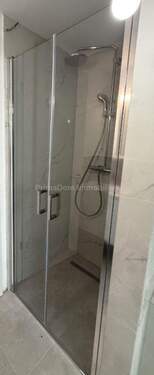 Bad mit Dusche und Badewanne - 