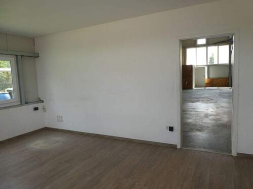 Blick vom Büro in die Halle - 