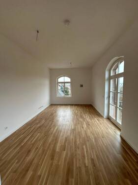 Wohnzimmer - Traumsaniertes Denkmal - 3-Raum-WE - West-Balkon, Parkett, Keller, Tageslichtbad mit Wanne & Dusche, PKW-Stellplatz, Einbauküche