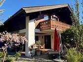 Hausansicht mit Terrasse - Stilvolle und ruhig gelegene 3-4-Zimmer-Gartenwohnung im oberen Kurgebiet von Bad Kohlgrub
