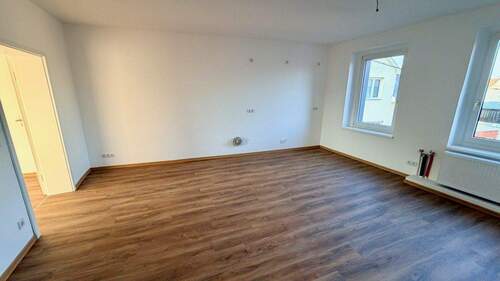 Küche mit Übergang zum Wohnbereich - 4 Zimmer Etagenwohnung in Kremmen