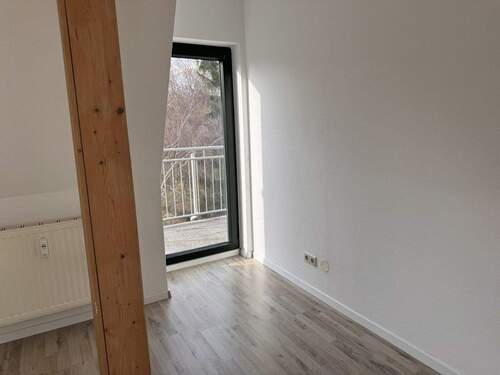 Schlafzimmer/Zugang Balkon - 2 Zimmer Etagenwohnung zur Miete in Zwickau