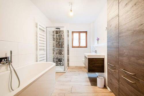 modernes Bad mit Fenster - 