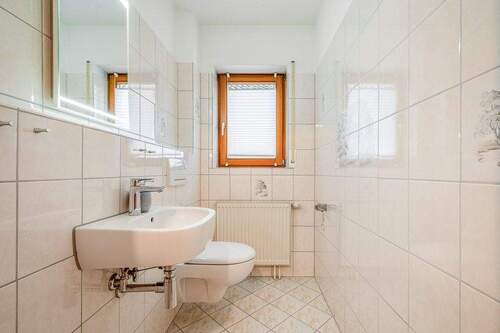 Gäste-WC mit Fenster - 
