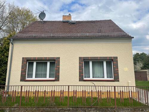 Hausansicht - Einfamilienhaus mit attraktiver Ortsrandlage, großem Grundstück, mit Garagen und Nebengebäuden