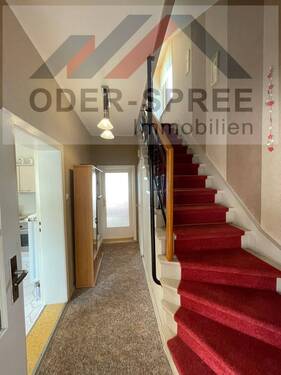 Flur und Treppe ins Dachgeschoss - 