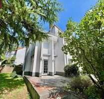 Wohnen mit Wohlfühlfaktor: Freistehendes Einfamilienhaus mit TG, Garten und Dachterrasse - Frankfurt am Main Berkersheim