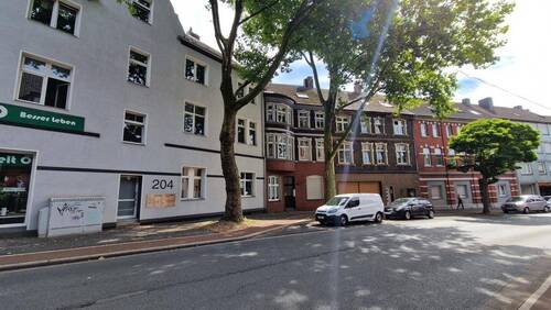 Straßenansicht - Sorgfältiger Eigentümer sucht langfristig denkenden Nachfolger...