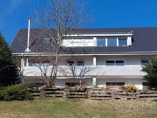 Außenansicht - Charmante 2,5-Zimmer-Dachgeschosswohnung mit Balkon und herrlichem Blick in ruhiger Ortsrandlage
