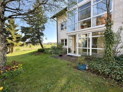 Außenansicht und Garten - Ruhige 3-Zimmer-Souterrainwohnung mit Weitblick & 2 Stellplätzen - Wohnen im Grünen!