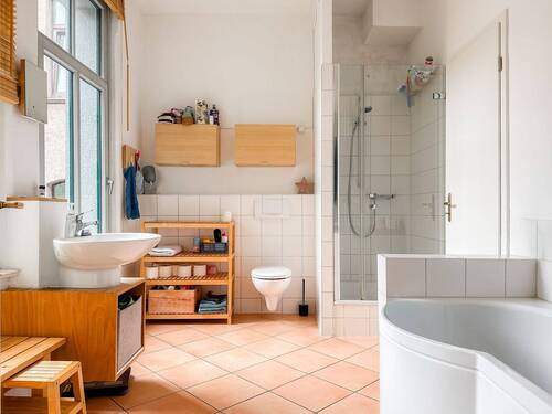 Badezimmer 1 - Etagenwohnung mit 122,20 m&sup2; in Hannover zum Kaufen