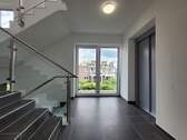 Treppenhaus mit Fahrstuhl - 