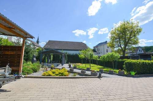Grillhütte - 7 Zimmer Mehrfamilienhaus, Wohnhaus in Roßbach
