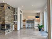 EG: offen gestaltete Küche mit Kamin zum Ess- und Wohnbereich - 