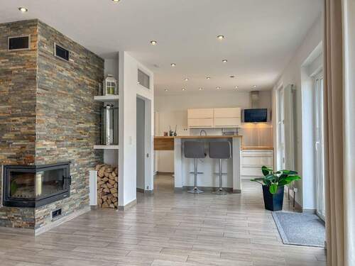 EG: offen gestaltete Küche mit Kamin zum Ess- und Wohnbereich - 