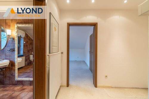 LYD 4954 - Altbau Flur OG - 