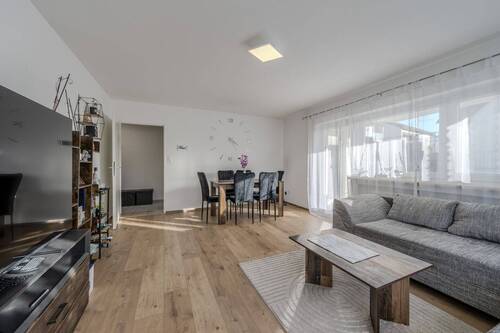 Hochparterre links - 1 Zimmer Mehrfamilienhaus, Wohnhaus in Oberstenfeld