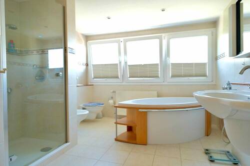 Badezimmer mit Dusche & Wanne - 