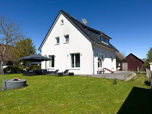 Gartenansicht - Modernes Einfamilienhaus mit Carport und schönem Garten!