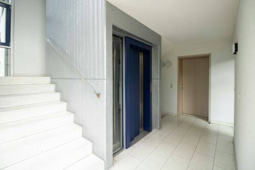 Treppenhaus Zugang Wohnung - 