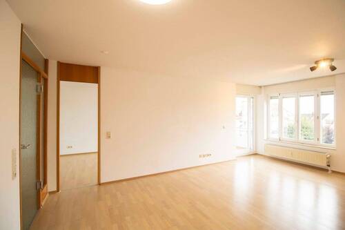 Wohnzimmer - Etagenwohnung mit 58,80 m² in Stuttgart zum Kaufen