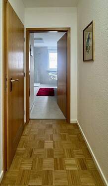 Flur zu Gäste WC und Badezimmer - 