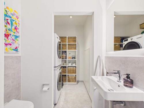 Zusätzliches Gäste-WC mit praktischem Hauswirtschaftsbereich - 