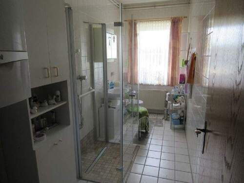 Badezimmer mit Glasdusche und Fenster - 3 Zimmer Etagenwohnung zur Miete in Goldbeck