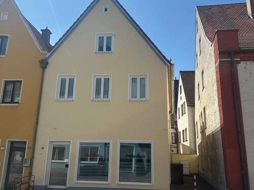 Straßenansicht - 9 Zimmer Mehrfamilienhaus, Wohnhaus zum Kaufen in Donauwörth