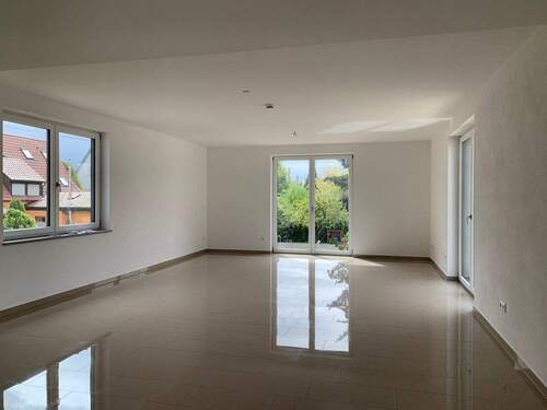Wohnzimmer - KNIPFER`S IMMOBILIENSCHÄTZE - Elegante Dachwohnung in sehr ruhiger Wohnlage zur Miete!