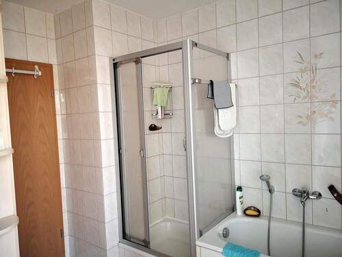 Tageslichtbad mit Dusche+Wanne - 