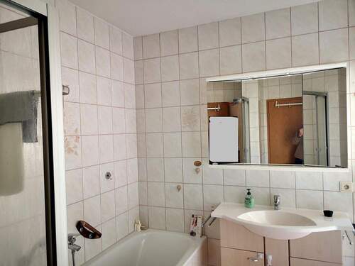 Tageslichtbad mit Dusche+Wanne - 